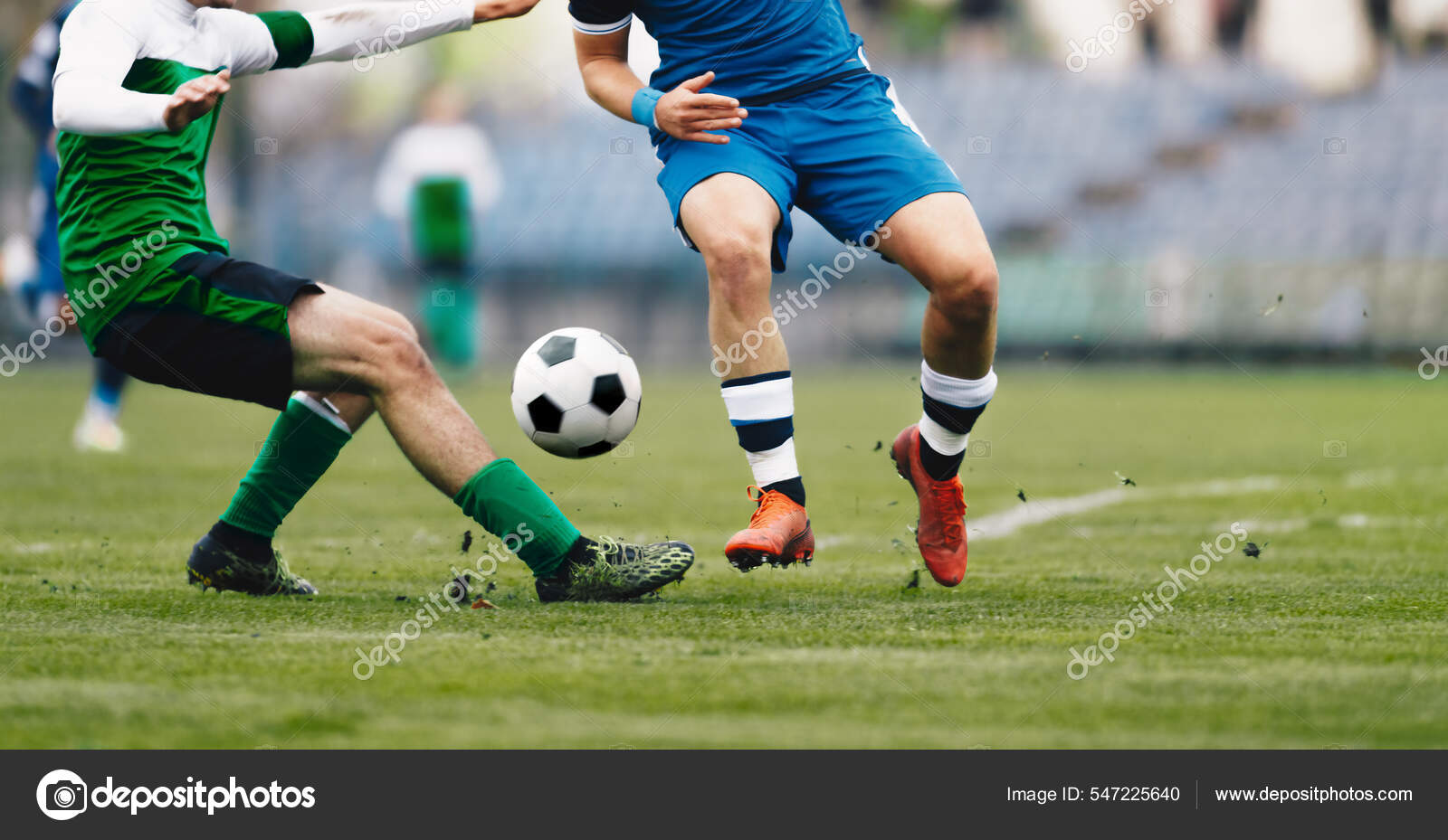 Dois Jogadores Futebol Num Duelo Jogadores Futebol Adulto Jogo Competição  fotos, imagens de © matimix #547225640